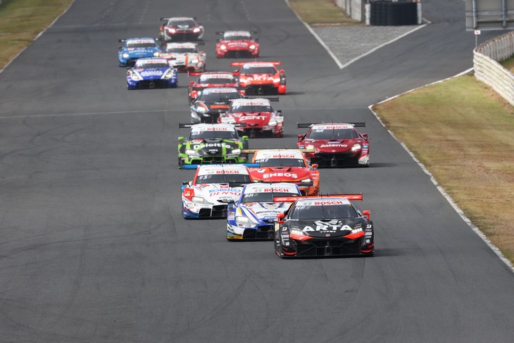 GT500クラスのスタートシーン