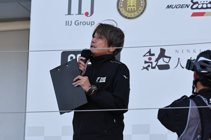 レースの中止を説明する近藤真彦氏（JRP）