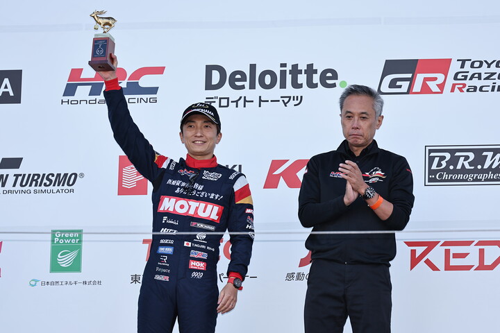 優勝した野尻智紀と田中洋克監督（TEAM MUGEN）