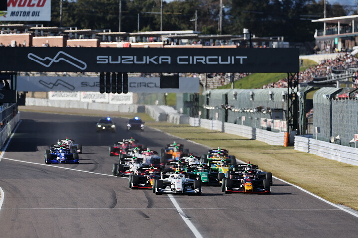 今シーズン最後のスタートシーン