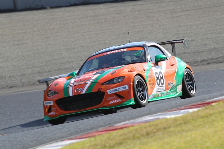 グループ2：ST-5クラス優勝は村上モータースMAZDAロードスター（村上博幸／有岡綾平／岡本大地／吉田綜一郎）