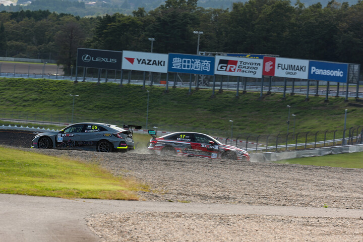 鈴木建自とMOTOTINOが接触してコースアウト