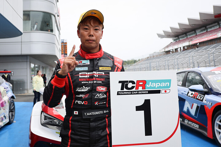 優勝したTAKESHI SUEHIRO（バースレーシングプロジェクト【BRP】）