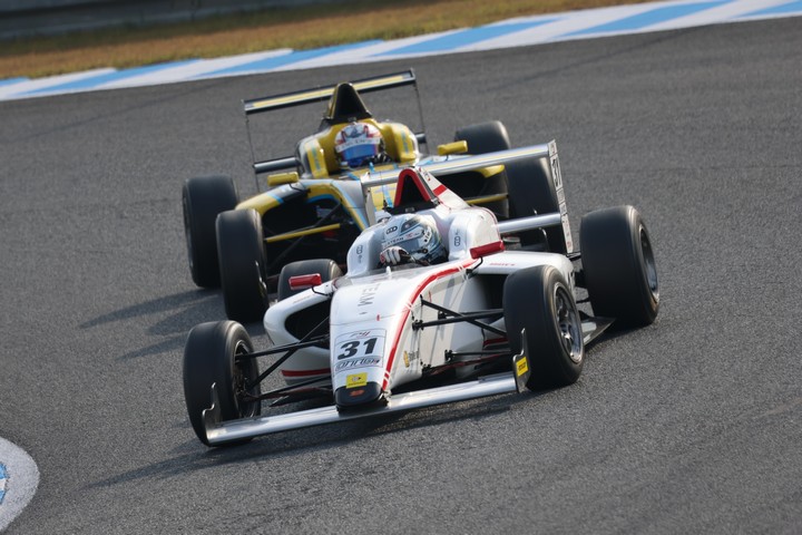 決勝4位は平安山良馬（ATEAM Buzz Racing）