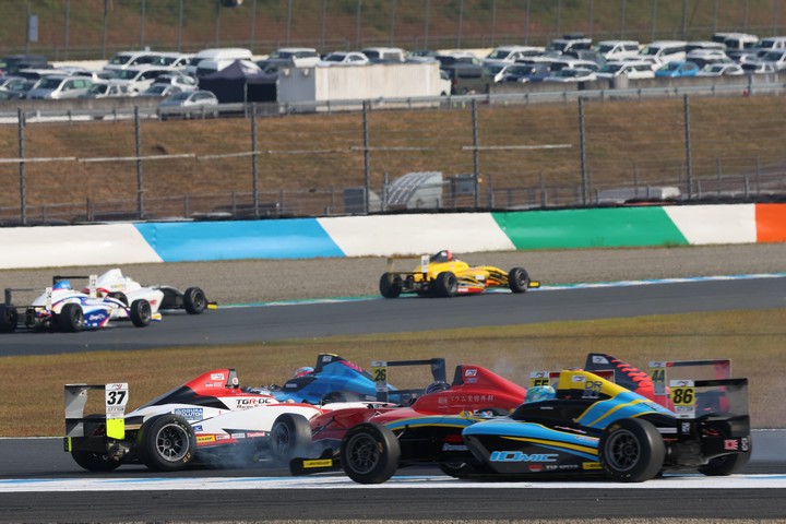 スタート直後のアクシデント