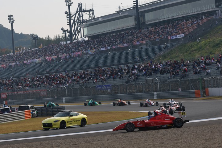 レースは2度のセーフティーカーが導入された