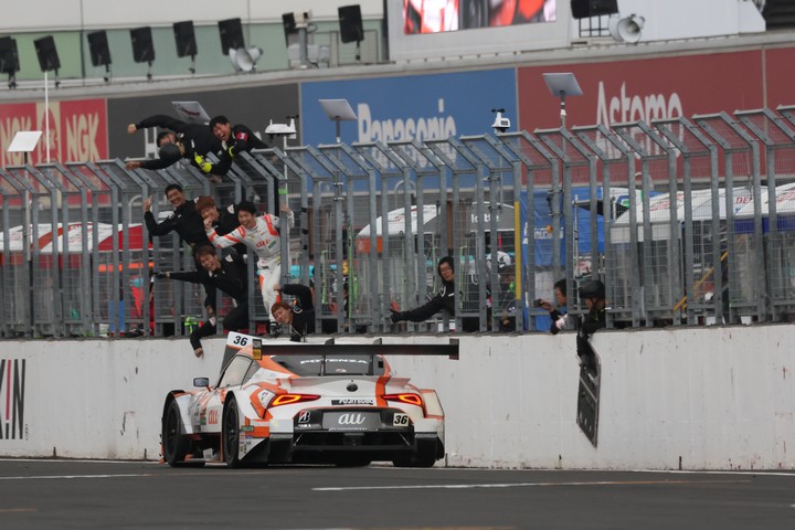 トップでゴールするau TOM'S GR Supra（TGR TEAM au TOM'S）