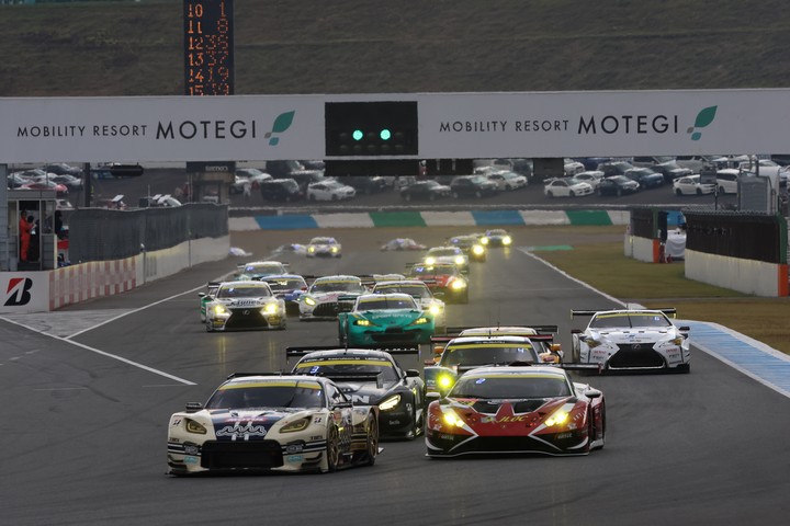 GT300クラスのスタートシーン