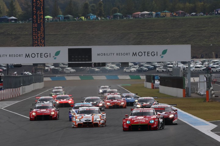 GT500クラスのスタートシーン