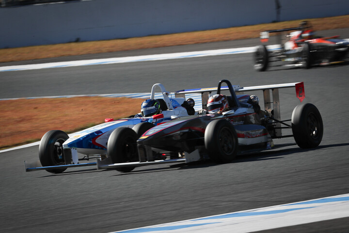 小田優（#34）と田中風輝（#2）の争い