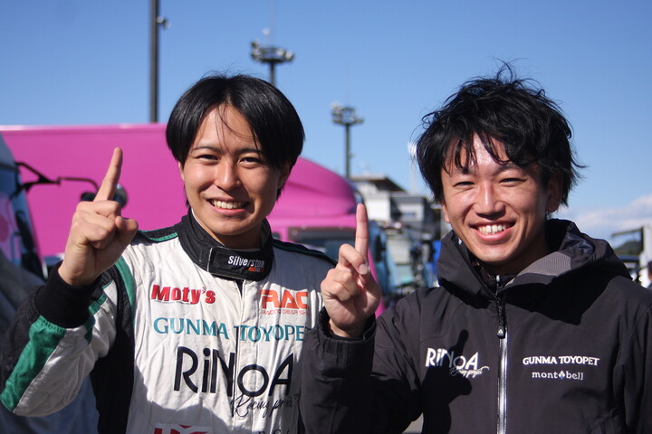 チャンピオンを獲得した内田涼風と監督の里見乃亜氏（群馬トヨペットRiNoA ED）