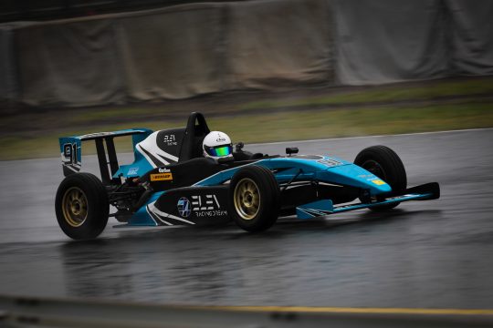 ポールポジションは角間光起（ELEVレーシング10V ED）