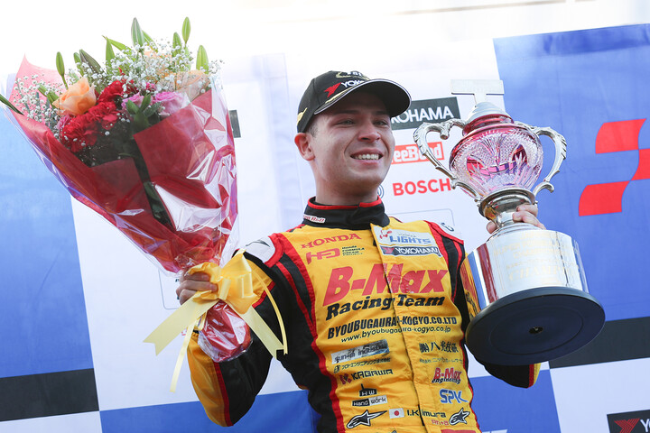 2023年度のドライバーズチャンピンを獲得した木村偉織