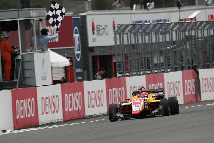 トップでゴールする木村偉織（HFDP WITH B-MAX RACING）