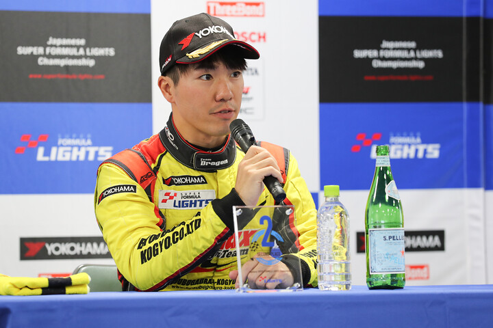 決勝記者会見：2位の菅波冬悟（B-MAX RACING TEAM）