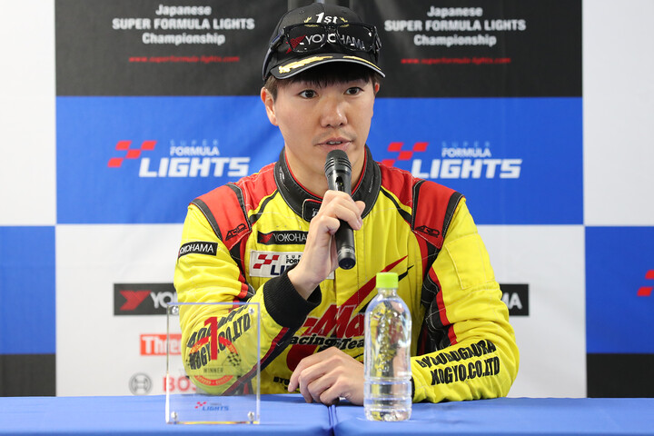 決勝記者会見：優勝した菅波冬悟（B-MAX RACING TEAM）