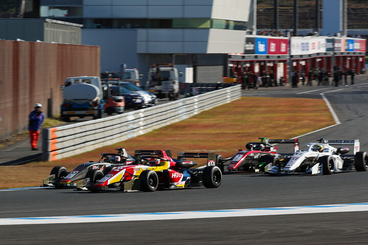 スタート直後1コーナーの攻防