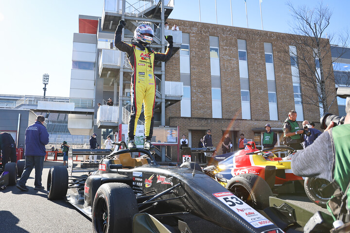 優勝した菅波冬悟（B-MAX RACING TEAM）