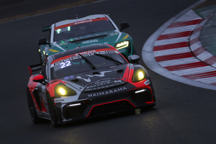 ST-ZクラスポールポジションはPorsche EBI WAIMARAMA Cayman GT4 RS CS（北園将太／千代勝正／山野直也）