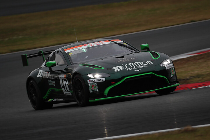 ST-1クラスポールポジションはD'station Vantage GT8R（織戸学／谷口信輝）