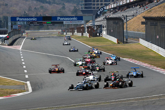 13周の決勝がスタートした 13周の決勝がスタートした