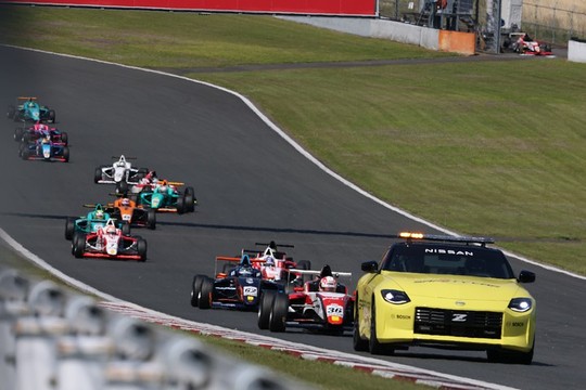 レースは開始早々セーフティーカーが導入された