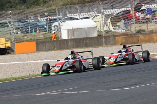 奥本隼士と佐野雄城の2位争い　この後この2台は接触