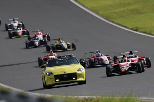 レースは途中セーフティーカーが導入された