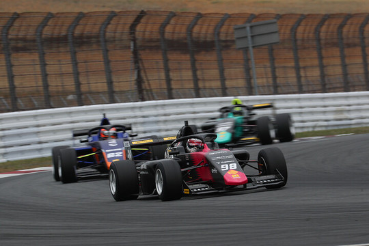 決勝2位は小川颯太(Bionic Jack Racing Scholarship FRJ) 決勝2位は小川颯太(Bionic Jack Racing Scholarship FRJ)