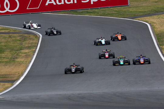 15周の決勝がスタートした 15周の決勝がスタートした