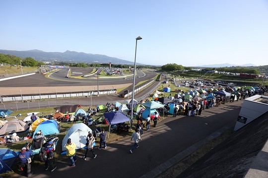 GTA定例会見：テントを張る観客も