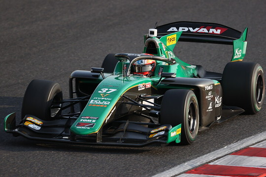  占有走行：2位は宮田莉朋（VANTELIN TOM\'S SF23）