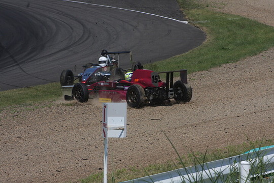スタート直後、大村海太と安藤弘人のクラッシュ