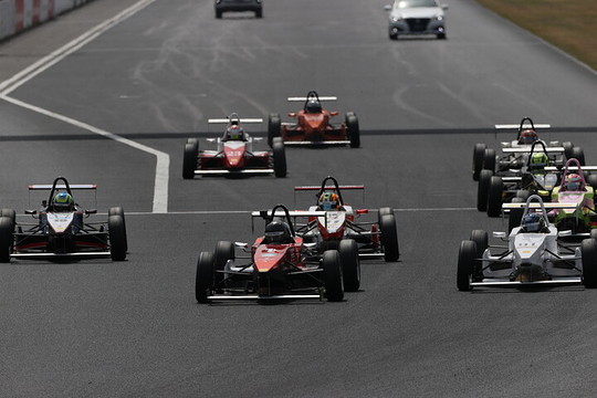 12周の決勝がスタートした 12周の決勝がスタートした