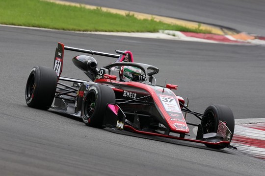 ポールポジションはエンツォ・トゥルーリ(モビリティ中京TOM\'S 320) ポールポジションはエンツォ・トゥルーリ(モビリティ中京TOM\'S 320)