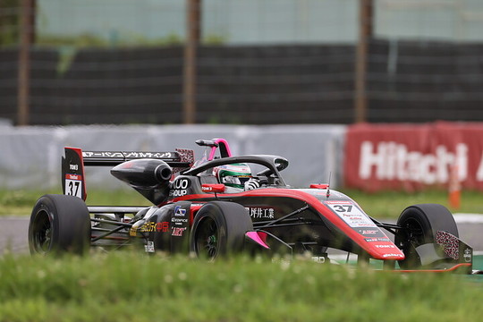 予選4位はエンツォ・トゥルーリ（モビリティ中京TOM\'S 320）