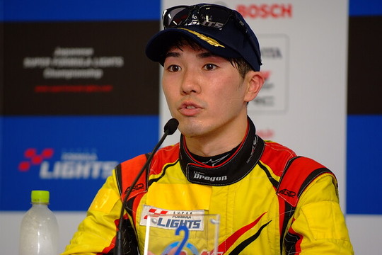 決勝記者会見:2位の菅波冬悟(B-MAX RACING TEAM) 決勝記者会見:2位の菅波冬悟(B-MAX RACING TEAM)