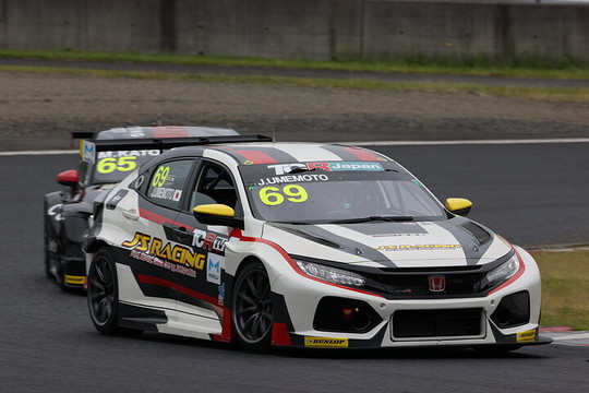 決勝2位は梅本淳一(J\'S RACING CIVIC TCR FK7) 決勝2位は梅本淳一(J\'S RACING CIVIC TCR FK7)