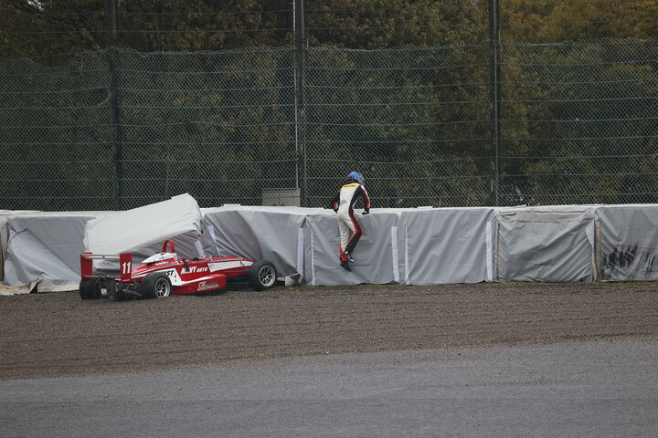 佐藤樹（Rnsports制動屋KKZS）は1コーナーでクラッシュ