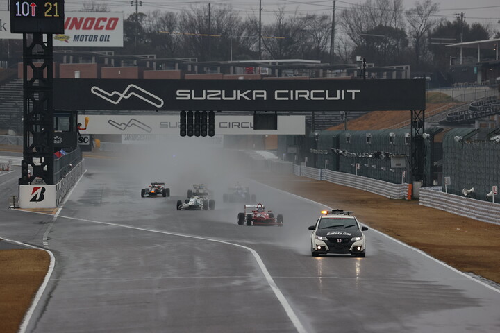 レースはセーフティーカー先導で始まった