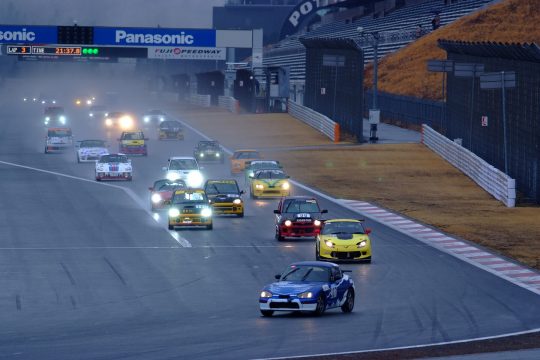 氷雨落ちるなか7時間耐久レースがスタートした