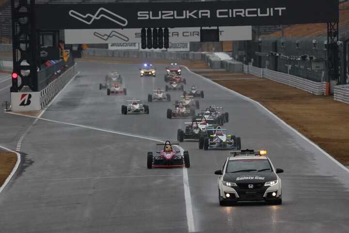 レースはセーフティーカースタートとなった