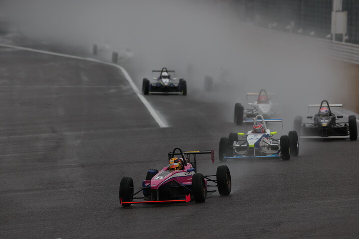 セーフティーカーが退きスタートが切られた