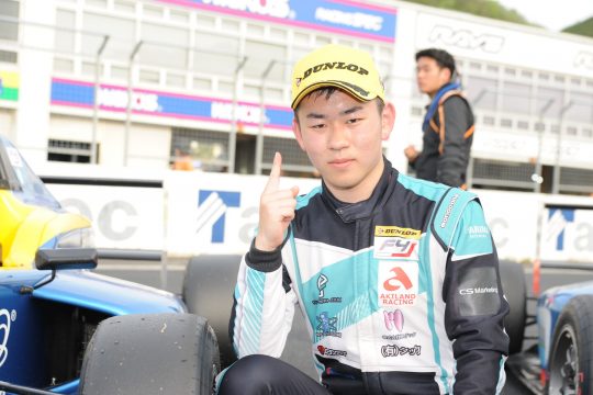優勝した藤原優汰（AKIRAND RACING）