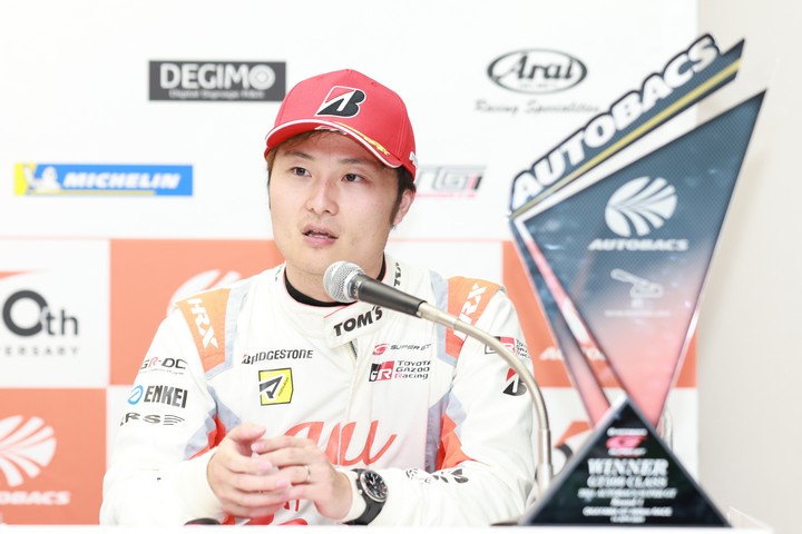 決勝記者会見：GT500クラスで優勝した山下健太（TGR TEAM au TOM'S）