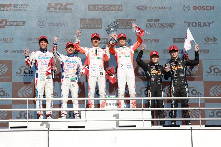 GT500クラスの表彰式