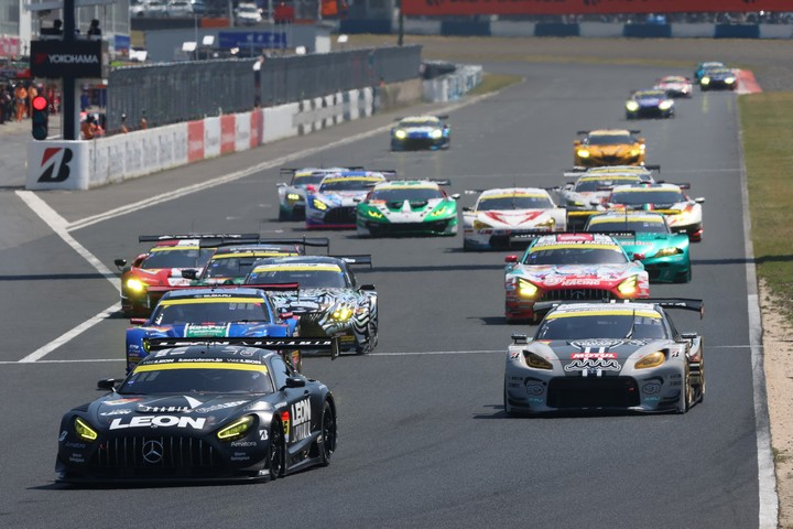 GT300クラスのスタートシーン