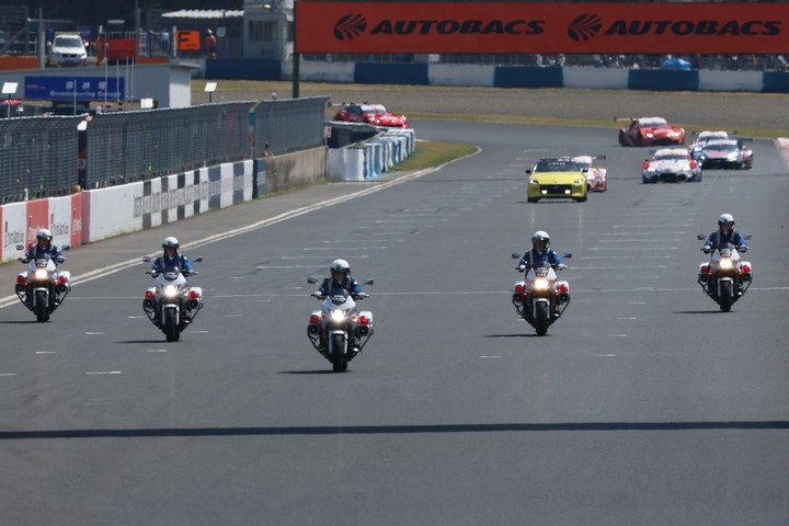 白バイ隊のパレード