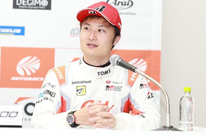 予選記者会見：GT500クラスポールポジションの山下健太（TGR TEAM au TOM'S）