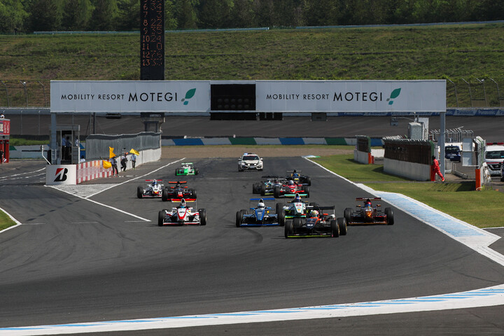 レースがスタートした